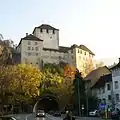 Blick vom Schloßgraben zur Schattenburg
