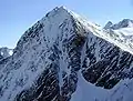 Schaufelspitze von Nordwesten. Dahinter Zuckerhütl und Pfaffenschneide. Rechts im Vordergrund die Schaufeljochbahn.