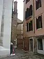 Scherenbögen über eine Gasse in Venedig
