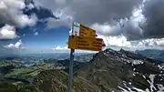 Wandertafel auf dem Gipfel mit Blick nordwärts zum Hängst