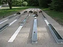 Tafeln mit den Namen der bisher identifizierten Opfer