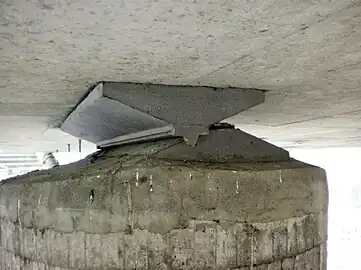 Der geneigte Pfeiler mit dem herausgesprungenen Lager, das zur Absenkung der Brücke führte