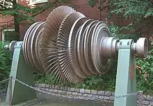 Niederdruckläufer einer Schiffsdampfturbine zum Antrieb eines Tankers. Baujahr&nbsp;1977, Leistung&nbsp;23.500&nbsp;kW, Drehzahl des Niederdruckläufers 4.100/min, Hersteller&nbsp;:AEG. Standort:&nbsp;Technische Universität Hamburg