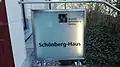 Schild am Eingang des Schönberg-Hauses