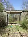 Schlömen: Brücke der Straße nach Himmelkron 2012 (Gleis mit Stahl-Doppelschwellen)