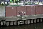 Diese Wasserstandsanzeige zeigt je nach Tide sieben heimische Fisch-Skulpturen.