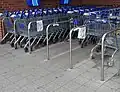Kostenlose Abgabe von Einmalhand­schuhen im Rahmen der Corona-Pande­mie in einem Super­markt in Itzehoe