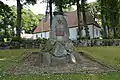 Lindenkranz, Feldsteinmauer und Ehrenmal vor der Kirche