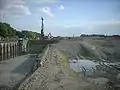 Erdarbeiten westlich der alten Schleuse; links das westliche Sparbecken, das im neuen unteren Vorhafen aufgeht, Mai&nbsp;2008