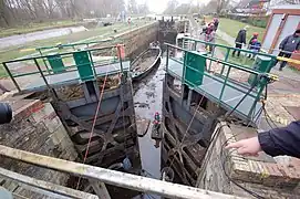 Doppelbreite Kesselschleuse mit linksversetzten Ausfahrten