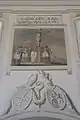 Wappen des Klosters Heilig Kreuz in Augsburg und Chronogramm über dem Eingang
