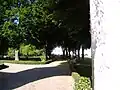 Blick in den Schlosspark durch das geöffnete Schlossportal