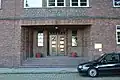 Eingang der berufsbildenden Schule HLA am Schloßwall, die heute auf dem Platz der Duburg steht