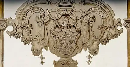 Fresko von Benedikt Zöpf an der Außenseite der Kapelle mit Wappen von Fürstpropst Christalnigg