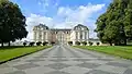 Die Ostseite mit Ehrenhof