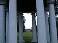 Blick auf das Schloss und Park durch den Säulentempel