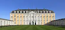 Die Westfassade Stadtseite