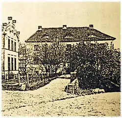 Historische Ansicht um 1900ː Nordfassade bzw. Torhaus mit ursprünglichen Gauben und Kaminen