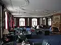 Großer Saal mit Stuckdecke und Marmorkamin