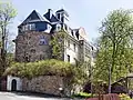 Runder Turm und Eingang der Villa