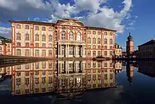 Gartenfront mit Spiegelung