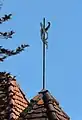 Windfahne in Engelsform auf einem der Ecktürme