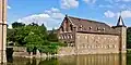 Nebenhaus mit Wassergraben