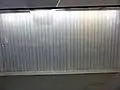 Die Namen der 30.000 Opfer stehen in einer zufälligen Reihenfolge auf Glasplatten.
