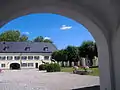 Blick durch den westlichen Schlosstorturm in den Vorpark und auf den östlichen Schlossflügel (Innenseite)
