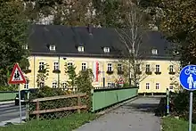 Schloss Leonstein. Rechts im Vordergrund der Steyrtalradweg, links die Steyrtal Straße