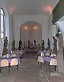 Innenansicht der Schlosskapelle mit den ausgestellten Tietz-Skulpturen