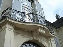 Geschwungener Balkon, Tragstein