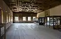 Rittersaal mit prunkvoller Holzkassettendecke und Wandmalereien