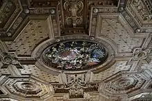 Ausschnitt aus der prunkvollen Holzkassettendecke der Schlosskapelle
