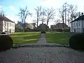 Das Stauffenberg’sche Schloss, Blick vom Hauptgebäude in den Park, seitlich die beiden Kavaliershäuser