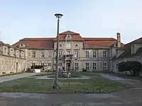 Der Corps de Logis vom Ehrenhof