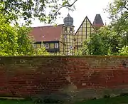 Rückwärtige Ansicht mit Mauer