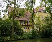 Seitliche Ansicht mit Wassergraben