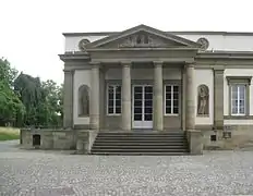 Linker Nebenportikus der Hauptfassade(mit Skulpturen 1–2, 35–37).