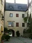 Eingangsportal vom Schlosshof aus gesehen