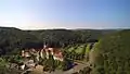 Gesamtansicht mit Vorhof und Schlosspark