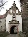 Torhaus mit Volutengiebel im Stil der Neorenaissance