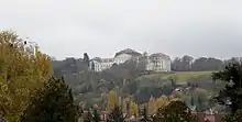 Blick vom Ottakringer Friedhof auf das Schloss Wilhelminenberg