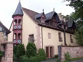 Der markante Südriegel des Schlosses mit Mainzer Wappen