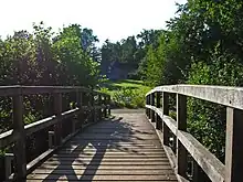 Auf der „Gelben Brücke“ über die Ilm mit Blick in Richtung des Teehauses des 21 Hektar großen Schlossparks Tiefurt.