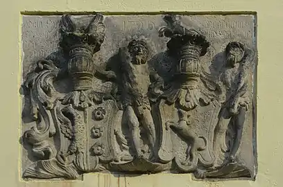 Sandsteinplatte von 1726 über dem Portal des Neuen Schlosses mit dem Ehewappen von Benckendorff und von Niclot