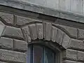 Hervorgehobener Schlussstein eines Segmentbogens (Altbau der Universitätsbibliothek Göttingen, Prinzenstraße 1, erbaut 1878–1880)