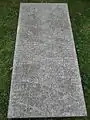 Bombenopfer und Soldaten auf dem Friedhof, eine von 4 Bodenplatten mit Namen