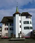 Haus zum Hirzen mit Dorfbrunnen im Zentrum von Schmerikon