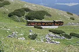 Vorstellwagen 9960-61 im Salamander-Look der Schneebergbahn